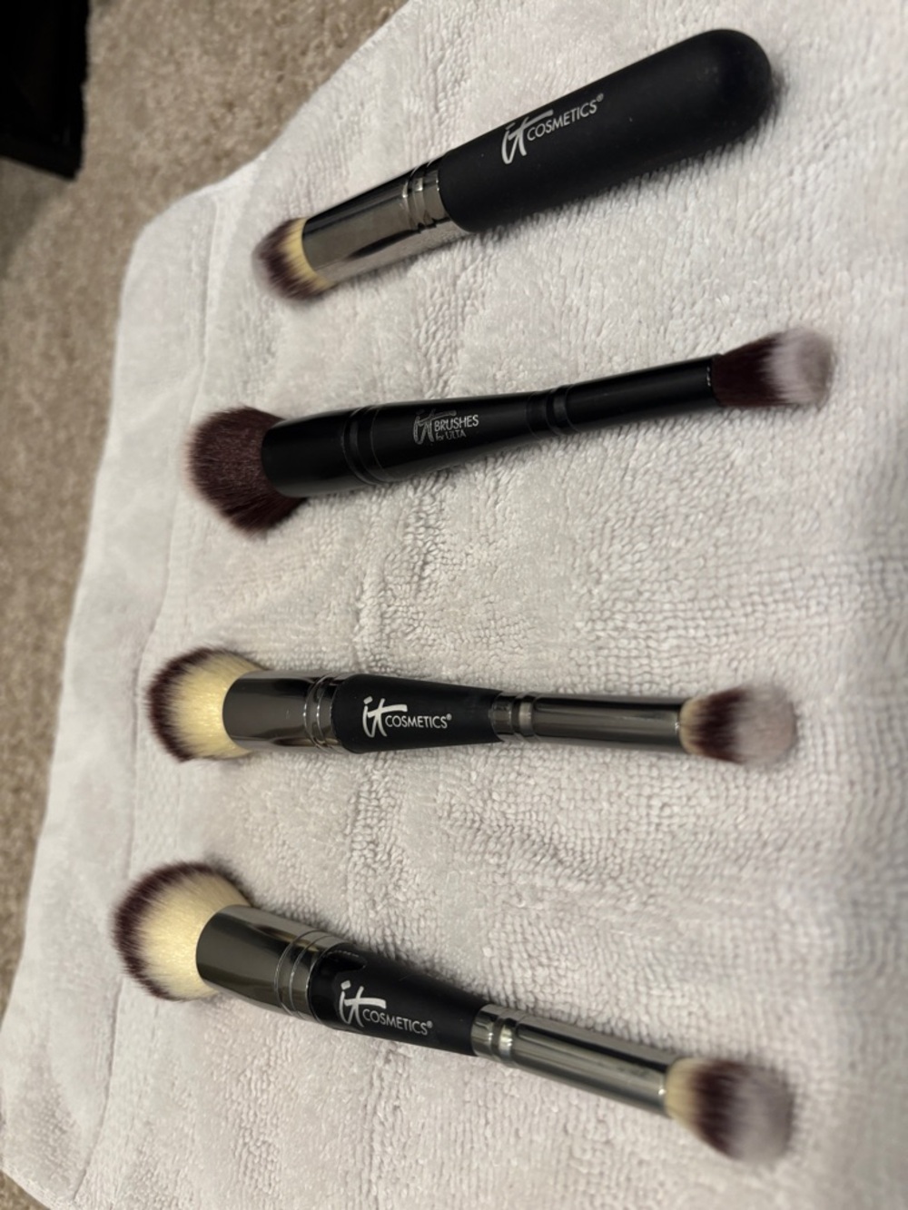 it cosmetics Black and Cream Dual-Ended Brush Set - 4 Dual-Ended Brushes